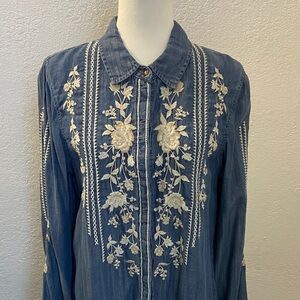 DRIFTWOOD Blue Denim Top with beautiful floral embroidery pattern. Size M. NWT